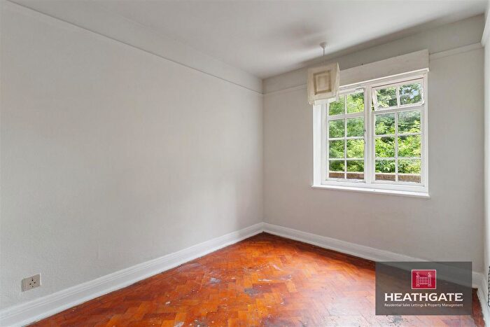 2 Bedroom Flat For Sale In Lyttelton Road, London, N2