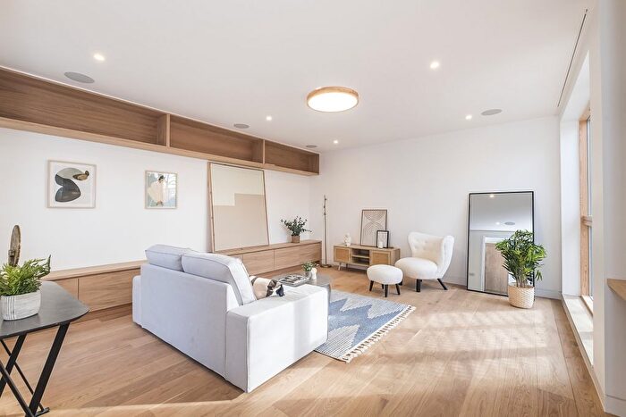 3 Bedroom Detached House To Rent In Hillside Road, London, SW2