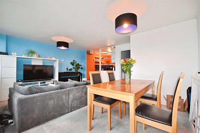 2 Bedroom Maisonette For Sale In Distillery Walk, Brentford, TW8