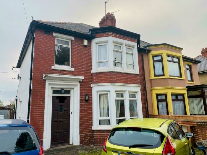 3 Bedroom Semi-Detached House To Rent In Cowley Road, Hmo Ready Sharers, OX4