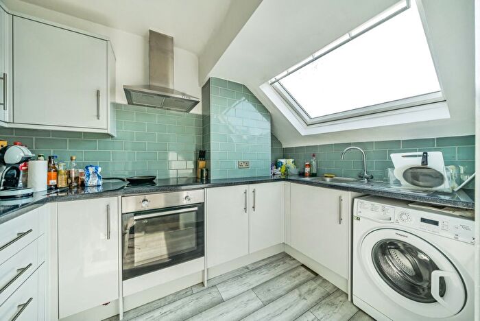 2 Bedroom Flat To Rent In Gleneagle Road, London, SW16