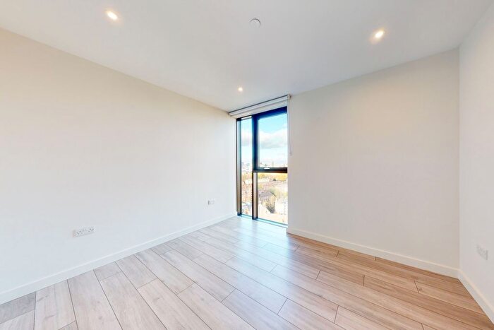 3 Bedroom Flat To Rent In New Kent Road, London, SE1