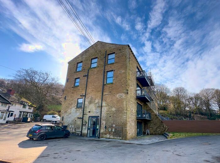 3 Bedroom Flat To Rent In Gate Head Lane, Halifax, HX4