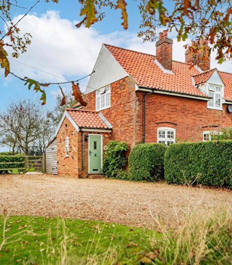 3 Bedroom Semi-Detached House For Sale In Hall Road, Felmingham, NR28