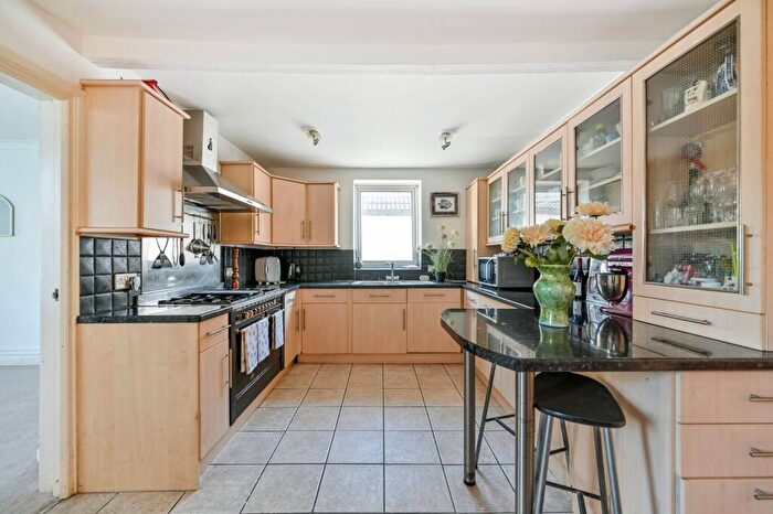 4 Bedroom Bungalow For Sale In Orchardville, Burnham, Slough, SL1