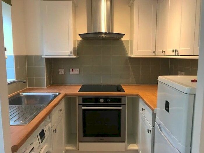 1 Bedroom Flat To Rent In Percy Gardens, Worcester Park KT4