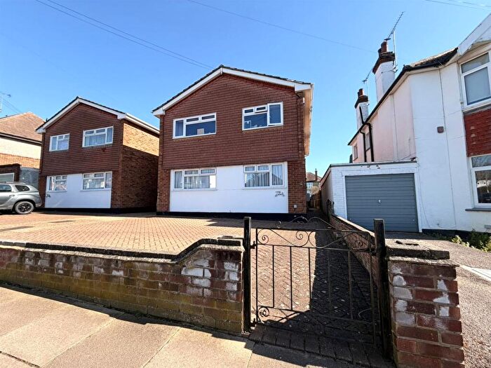 2 Bedroom Flat For Sale In Canvey Road, Leigh On Sea, Essex, SS9