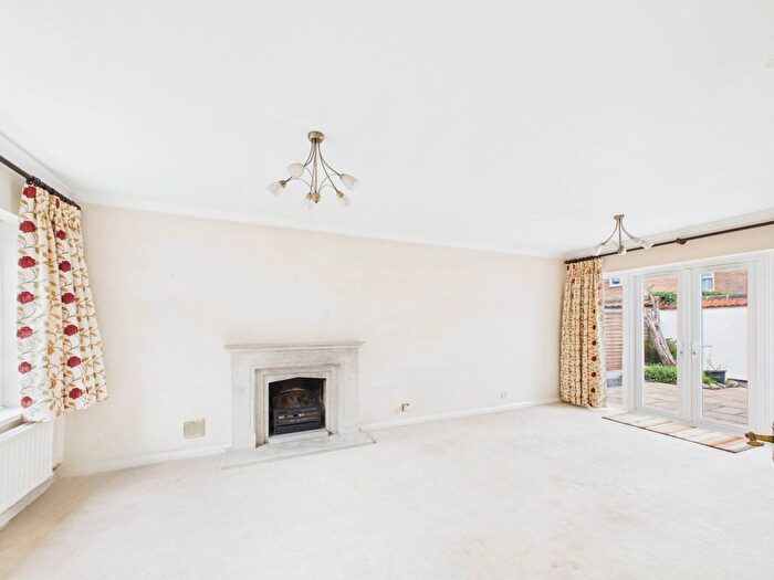 4 Bedroom Detached House For Sale In The Gables, Haddenham, HP17