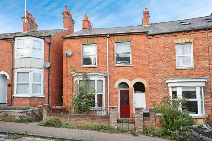 3 Bedroom End Of Terrace House For Sale In Queens Road, Banbury, OX16