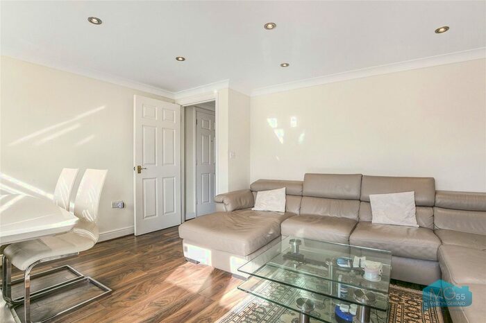 2 Bedroom Flat To Rent In Osier Crescent, Muswell Hill, London, N10