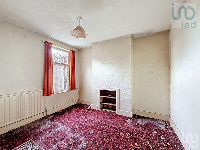 3 Bedroom Terraced House For Sale In Totteridge Road, Enfield, EN3