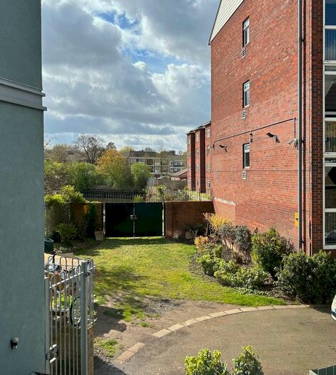 2 Bedroom Flat To Rent In London Road, Brentford, TW8