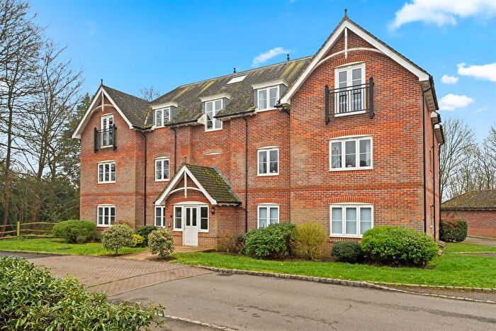 1 Bedroom Flat For Sale In Admiral Way, Godalming, GU7