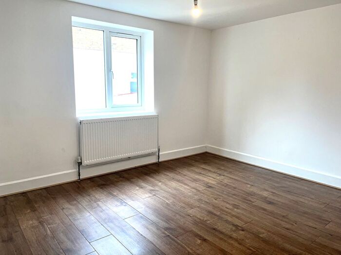 2 Bedroom Flat To Rent In Longley Road, London, SW17