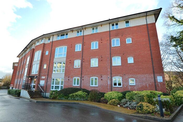 2 Bedroom Penthouse For Sale In North Drive, Hatfield, AL9