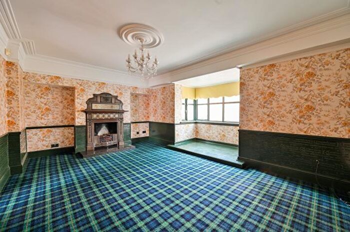 6 Bedroom Semi-Detached House For Sale In Credon Road, London, SE16
