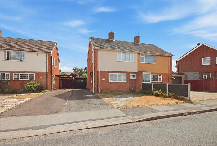 3 Bedroom Semi-Detached House For Sale In Cuttholme Road, Chesterfield, S40