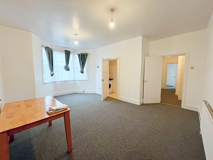 2 Bedroom Flat To Rent In St. Mark's Rise, London, E8