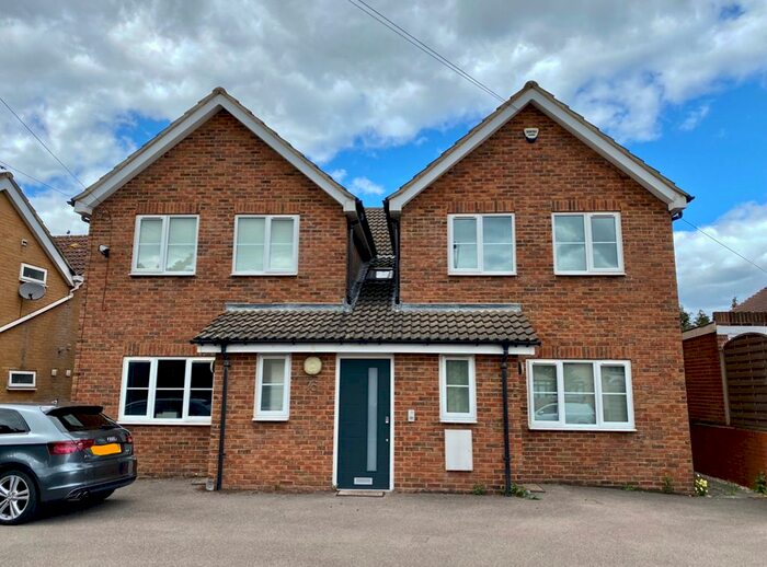 1 Bedroom Flat To Rent In Station Road, Cuffley Village, Hertfordshire, United Kingdom, EN6