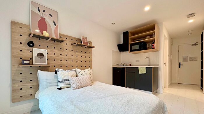 Studio To Rent In Commercial Road, London, E14
