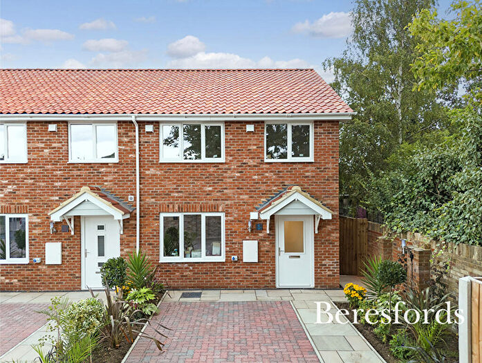 3 Bedroom End Of Terrace House For Sale In Apsley Mews, Victoria Road, RM1