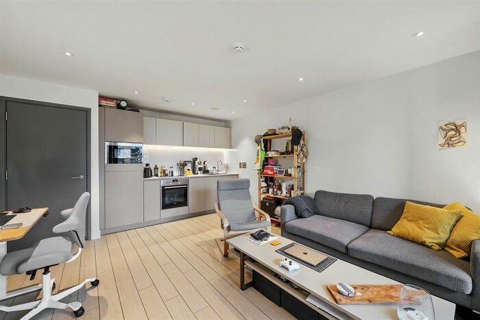 1 Bedroom Flat To Rent In Canalside Square, Angel, N1