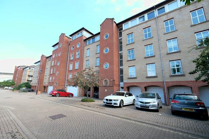 2 Bedroom Flat To Rent In Andes Close, Ocean Village, SO14