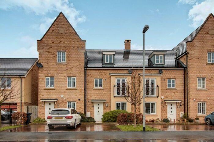 4 Bedroom Town House To Rent In Buttercup Avenue, St Neots, PE19