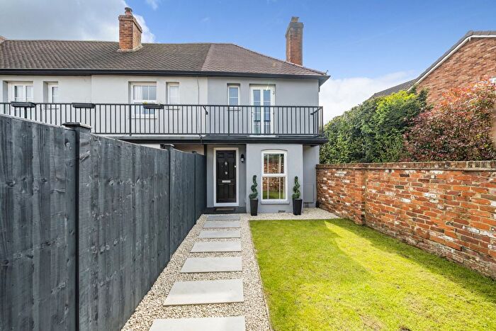 3 Bedroom End Of Terrace House For Sale In Ottershaw, Surrey, KT16