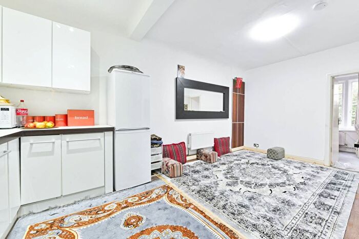 2 Bedroom Flat For Sale In Mortimer Crescent, St John's Wood, London, NW6