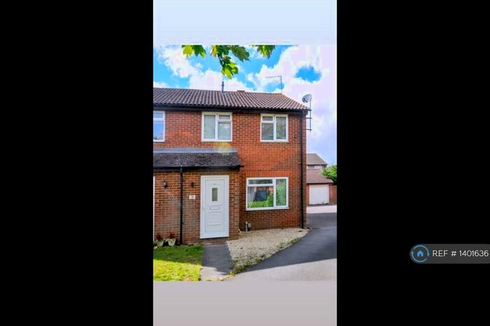 3 Bedroom Semi-Detached House To Rent In Manston Close, Bicester, OX26