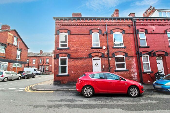 4 Bedroom End Of Terrace House For Sale In Bayswater Crescent, Leeds, LS8