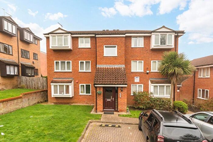 2 Bedroom Flat To Rent In Newton Avenue, London, N10