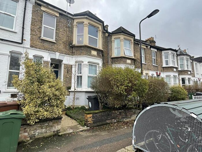 3 Bedroom Flat To Rent In Newport Road, Leyton, E10