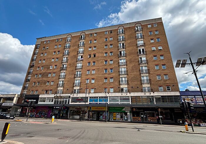 2 Bedroom Flat For Sale In Flat Madison Heights, - High Street, Hounslow, Greater London, TW3