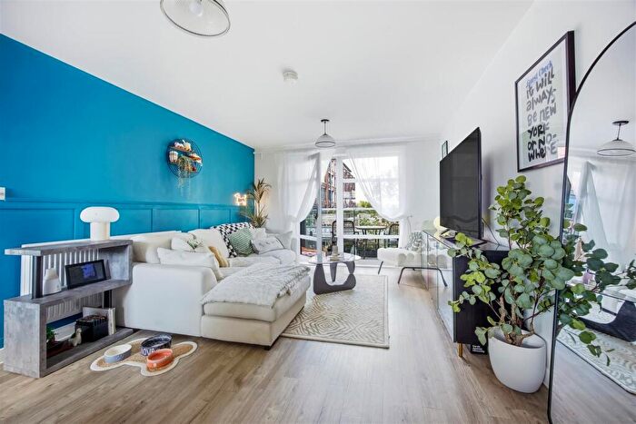 2 Bedroom Flat For Sale In Trajectus Way, Keynsham, Bristol, BS31