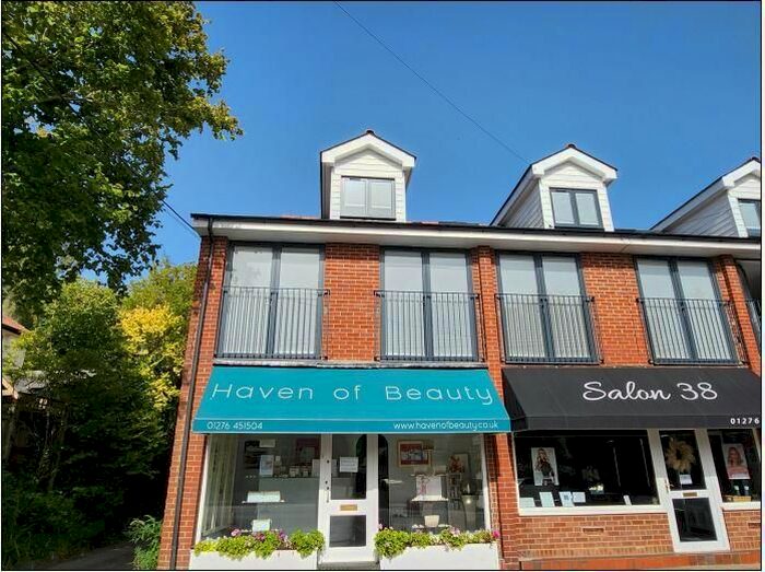 2 Bedroom Flat To Rent In Windlesham, Surrey, GU20