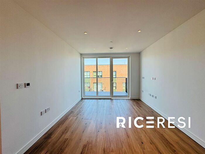 2 Bedroom Flat To Rent In Cedrus Avenue, Southall, UB1