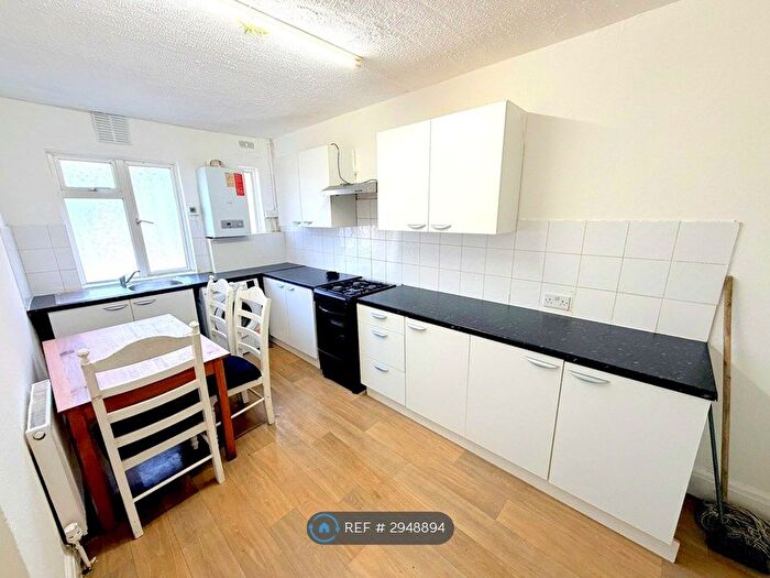3 Bedroom Flat To Rent In Abbotsbury Road, Morden, SM4
