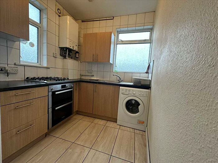 2 Bedroom Flat To Rent In Warwick Parade, Kenton Lane, Harrow, HA3