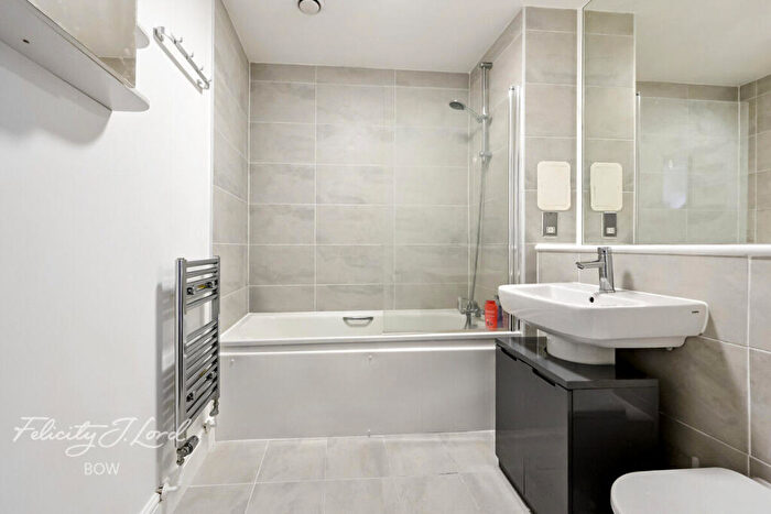 1 Bedroom Apartment For Sale In Guglielmo Marconi Mews, London, E3