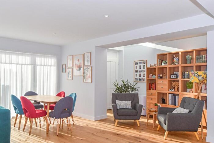 3 Bedroom Link Detached House For Sale In Hernhill, Faversham, Kent, ME13