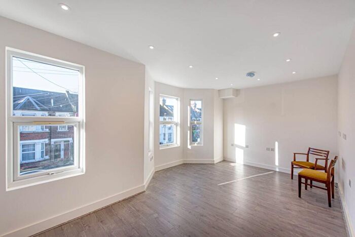 5 Bedroom Terraced House For Sale In Oak Grove, Cricklewood, London, NW2