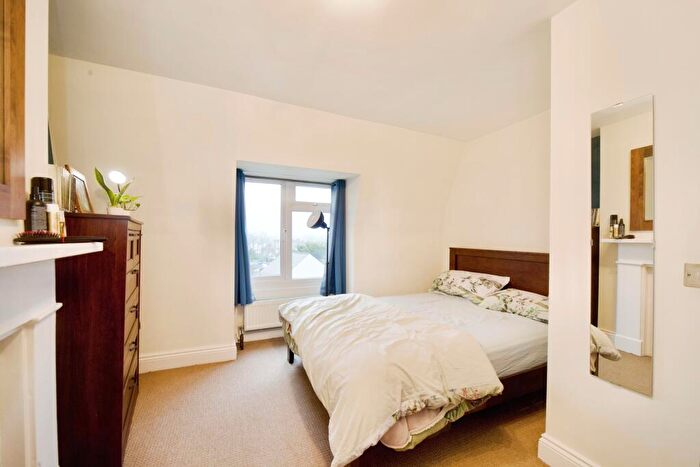 1 Bedroom Flat For Sale In Friern Barnet Road, London, London, N11