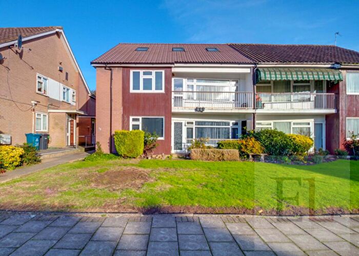 4 Bedroom Apartment To Rent In Dene Gardens, Stanmore, HA7