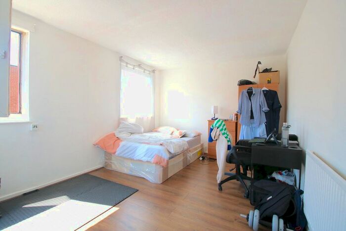 3 Bedroom Flat To Rent In Gernon Road, London, E3