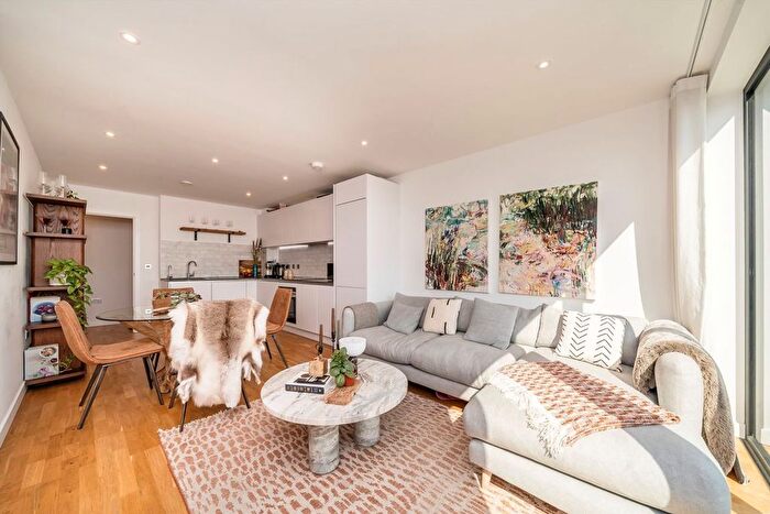 2 Bedroom Flat For Sale In Hawthorne Crescent, Greenwich, SE10