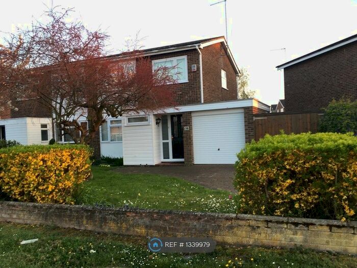 3 Bedroom Semi-Detached House To Rent In Severn Way, Bedford, MK41