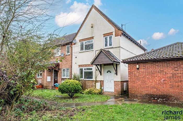3 Bedroom End Of Terrace House For Sale In Pearce Close, Kingsdown, Swindon, SN2
