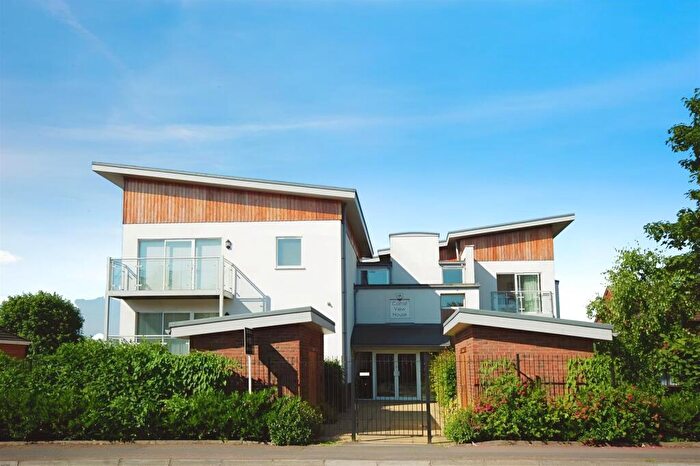 2 Bedroom Apartment To Rent In Apartment Overlooking Grand Union Canal, HP3
